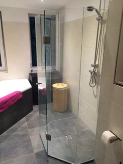 Duschwand mit Edelstahlscharnieren