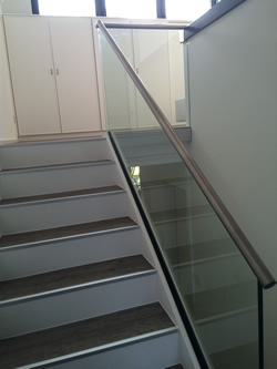 Ganzglastreppengel&auml;nder mit Edelstahlhandlauf (Ansicht 2)
