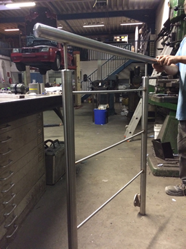 Arbeit an einem Gel&auml;nder